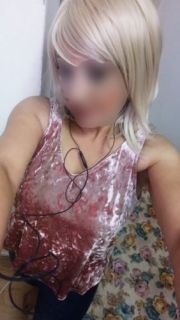 Seksi kıvrımları olan Mahire